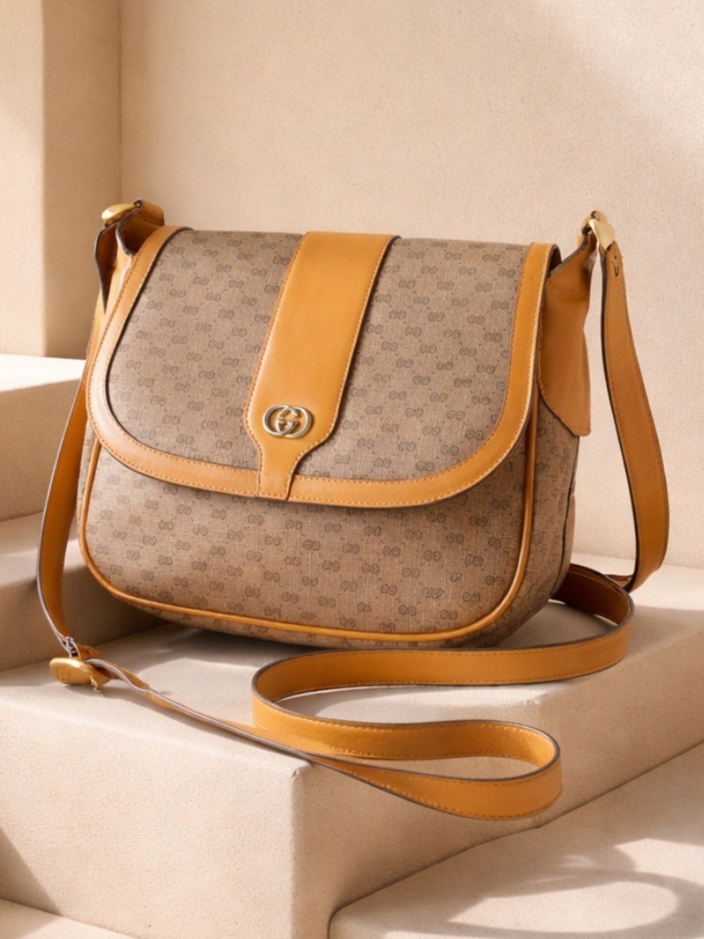 🛑✋Price Drop🛑😊Authentic Gucci Leather Crossbody/Shoulder Bag.